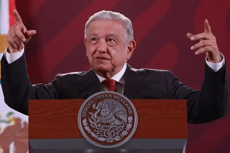 Dice AMLO que revisó libros y tienen menos errores que antes