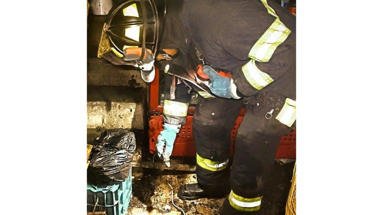 Corto circuito causa incendio en tienda de abarrotes