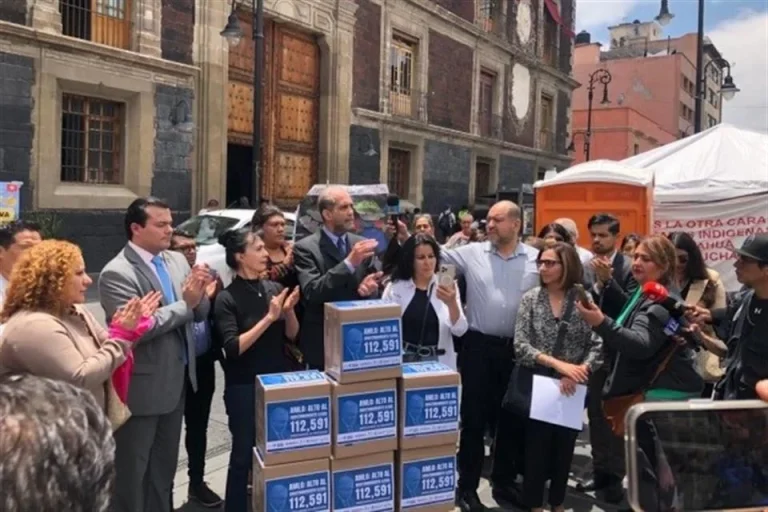 Entregan padres firmas en SEP; exigen usar libros anteriores