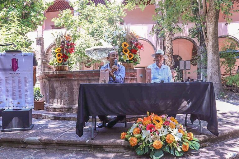 Presentan libro de sobre la riqueza histórica de SMA