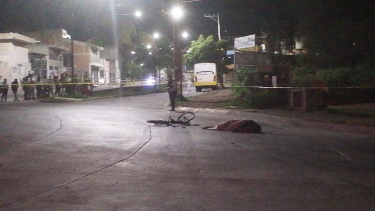 Ciclista pierde la vida tras estrellarse Ciclista pierde la vida tras estrellarse