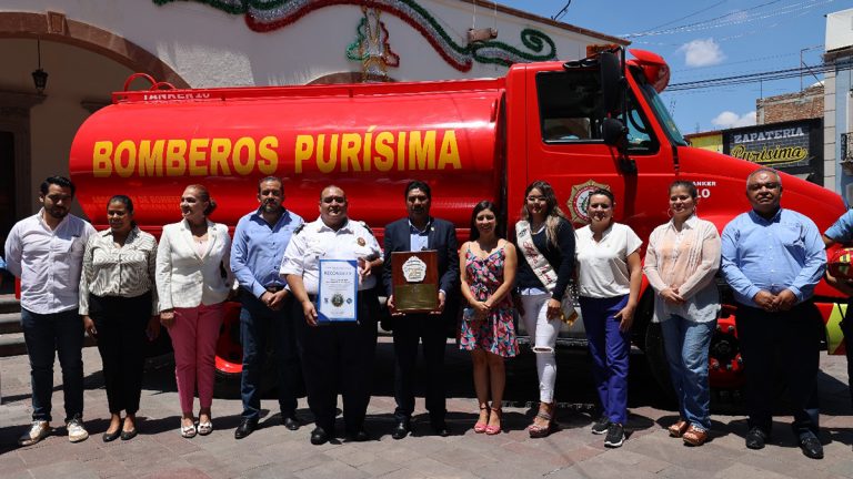Reciben Bomberos cisterna Reciben Bomberos cisterna