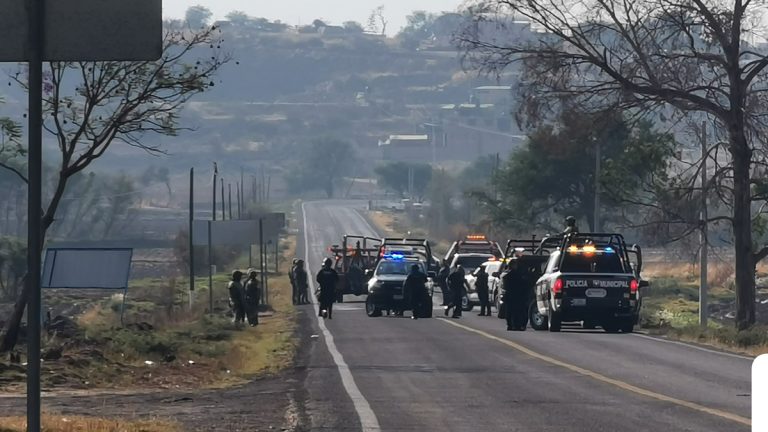 Lo balean al pie de la carretera