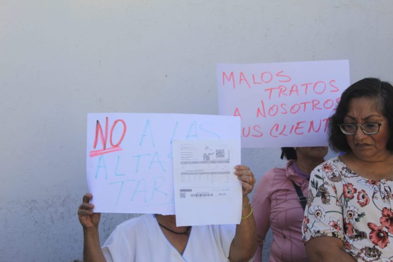 Adultos mayores se manifiestan por cobros excesivos de luz