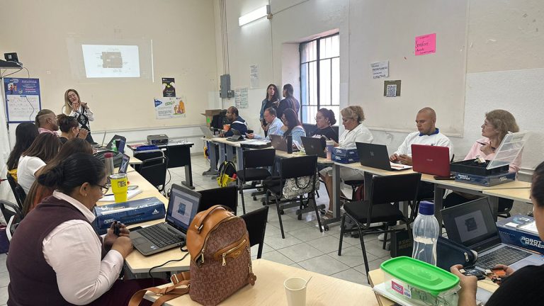 Llevan robótica a las aulas