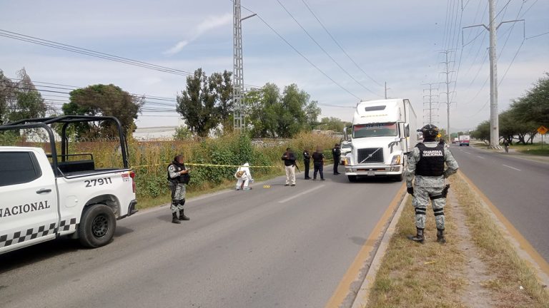Hallan cuerpo a la orilla de la carretera