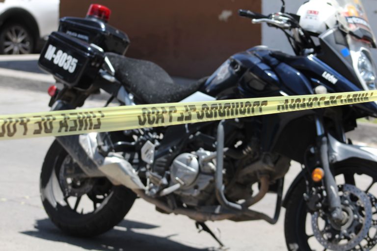 Acribillan a tres dentro de una casa