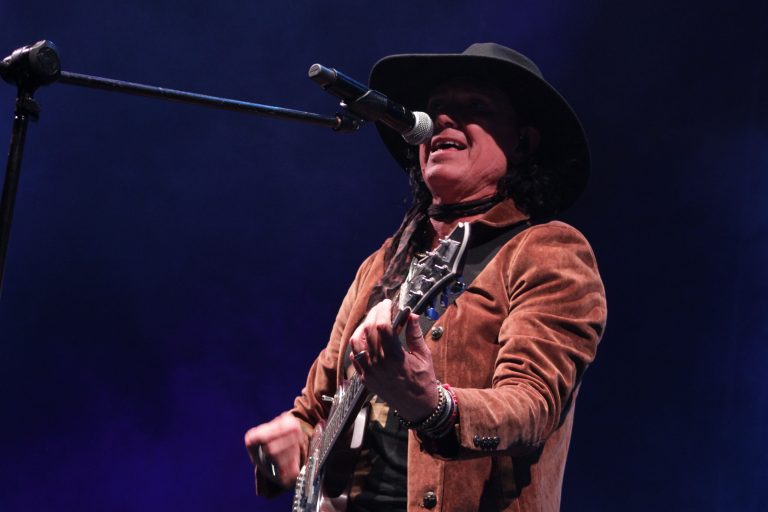 Caifanes regala una noche de recuerdos