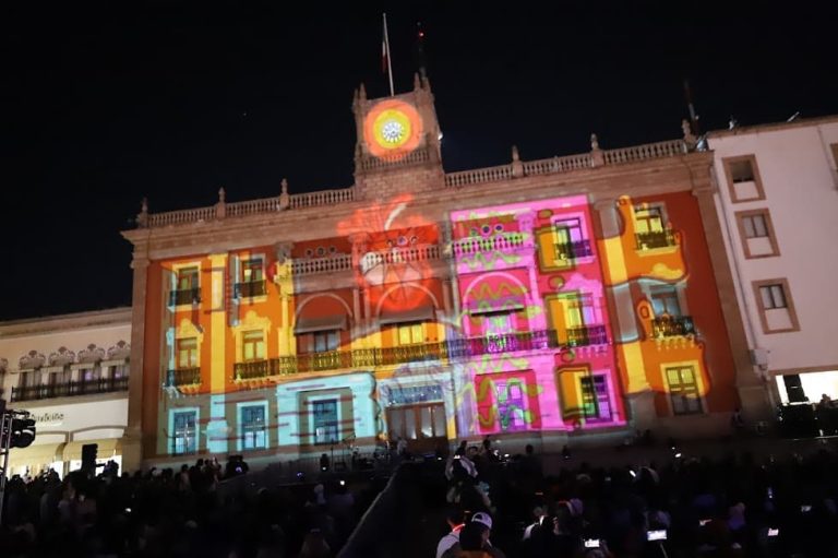 Iluminan fachadas de la ciudad