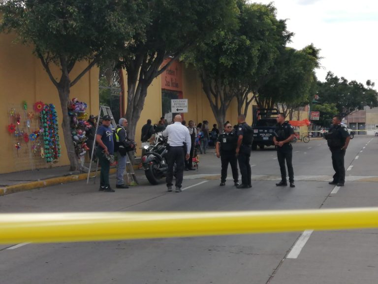 Disparan contra vendedor de flores en el Panteón San Nicolás