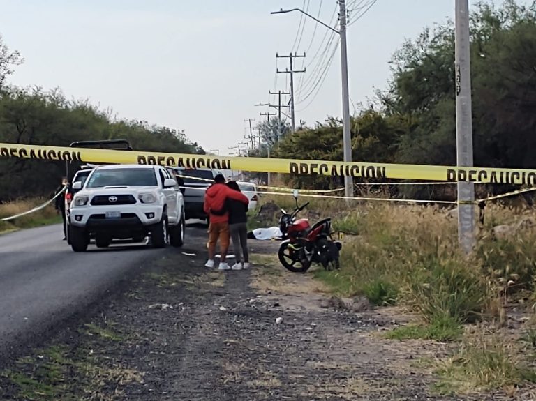La acribillan y la dejan sobre la carretera
