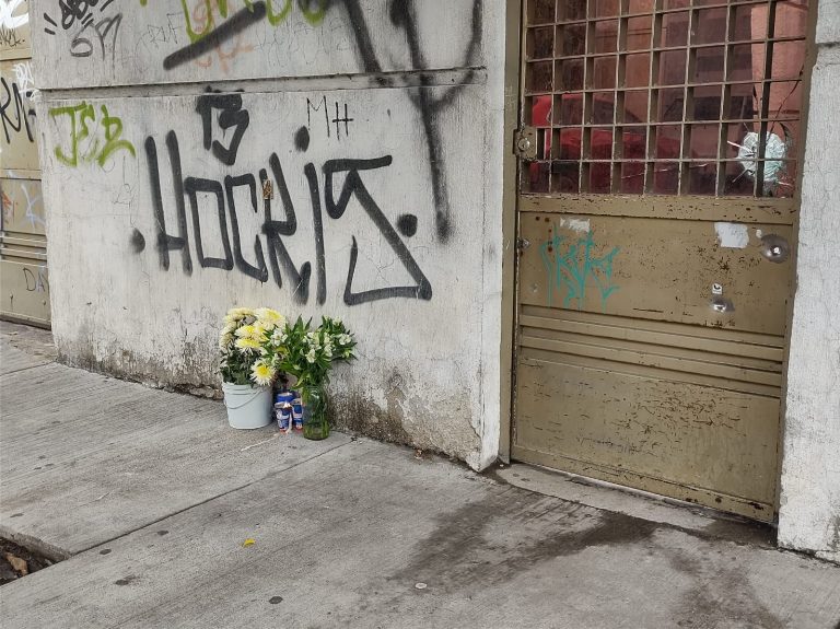 Entre flores y veladoras recuerdan a Vanderkam