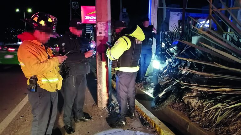 Salen lesionados al caer de motocicleta