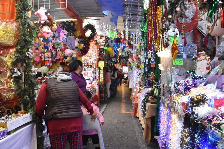 Aprovechan comerciantes la temporada navideña