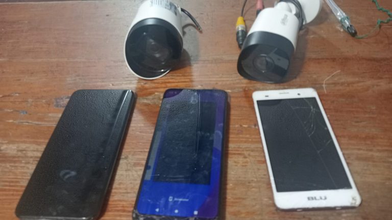 Atacan a policías con gas lacrimógeno