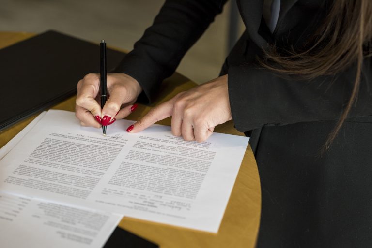 Alistan examen para notarios