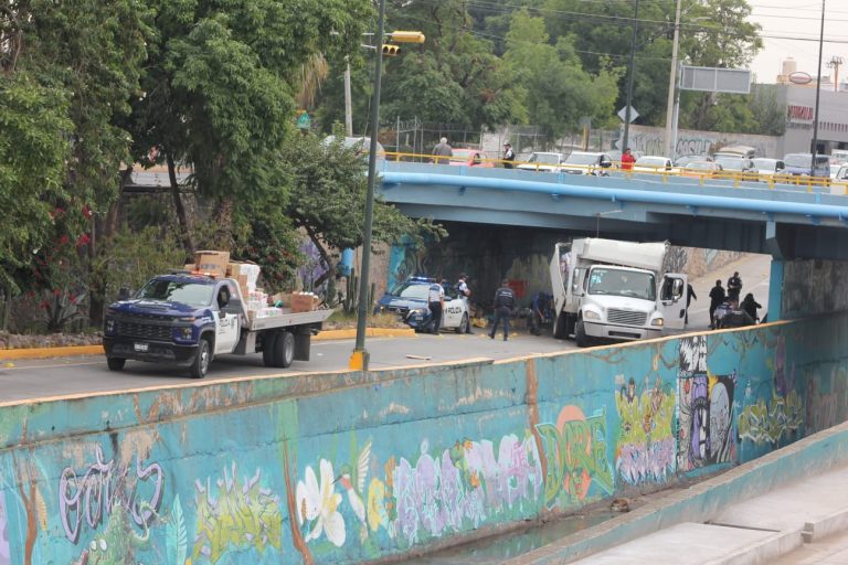 Choca camión otra vez en el Malecón del Río