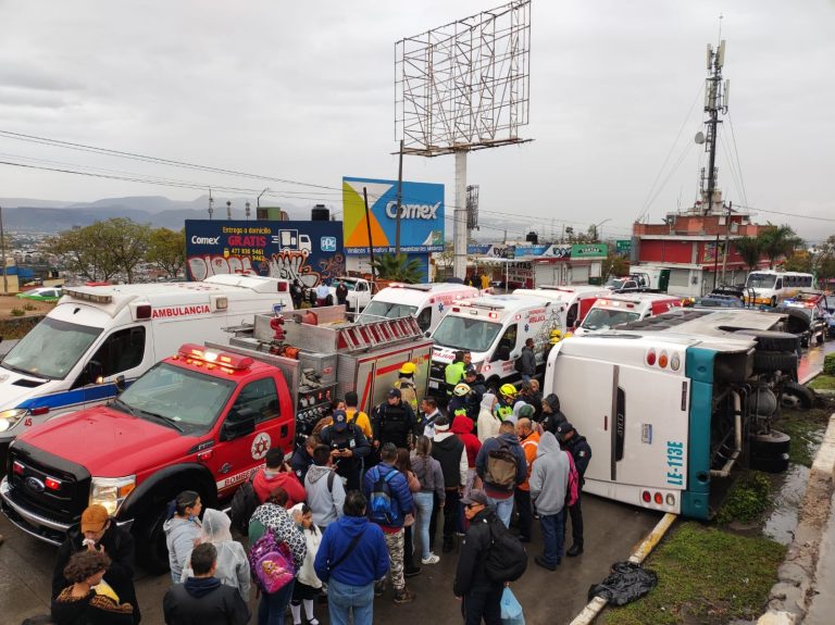 Al menos 40 lesionados por volcadura de camión