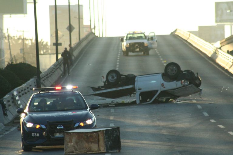 Fallece tras volcadura