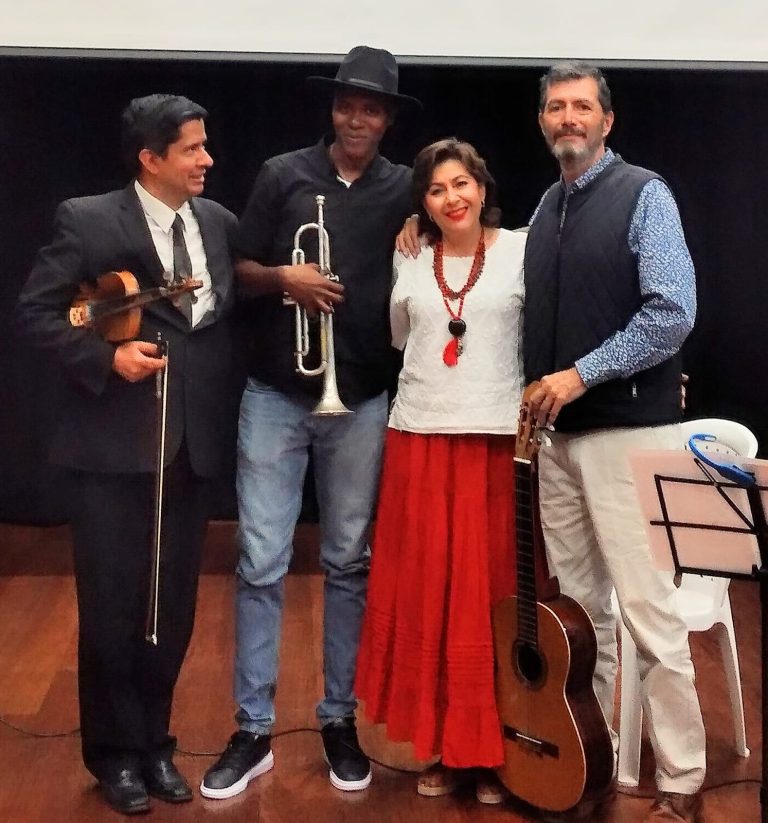Cantan colombianos a José Alfredo Jiménez Cantan colombianos a José Alfredo Jiménez