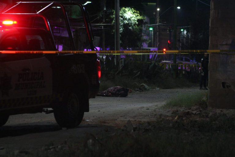 Lo abandonan en terracería