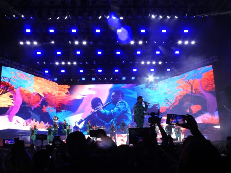 Con todo y lluvia se presentó El Recodo en la Feria de León