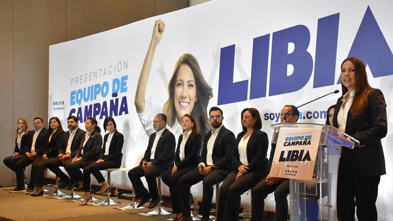 Presenta Libia a su equipo de campaña