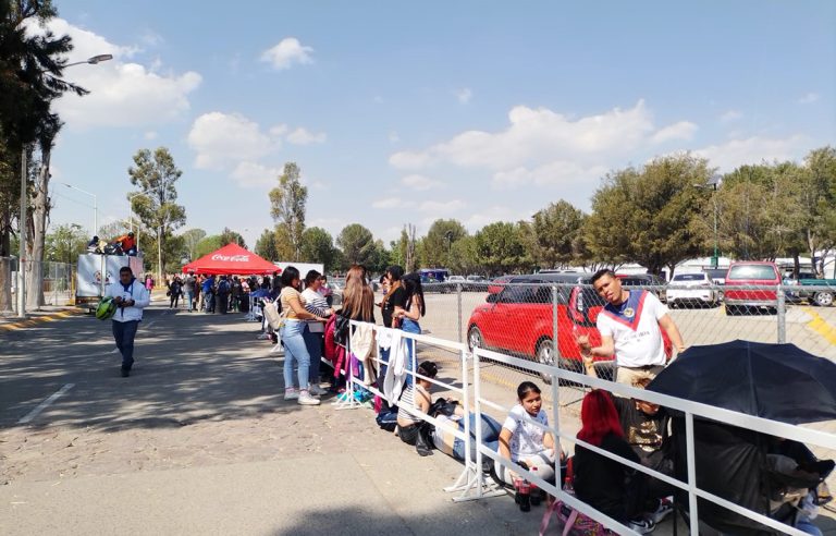 Reportan a acosador en la fila para entrega de pulseras