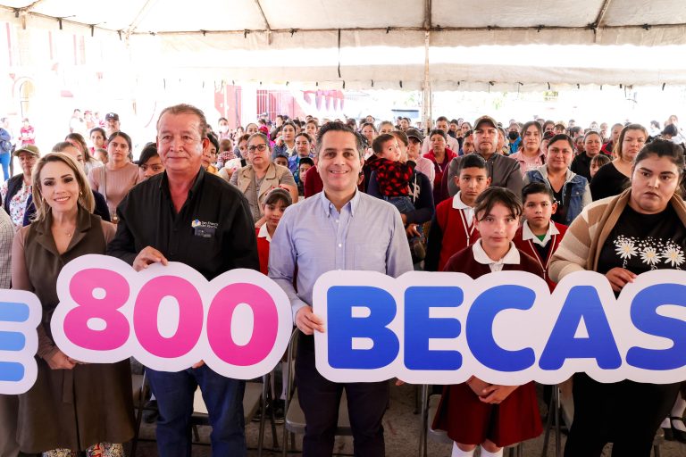 Entregan becas a estudiantes Entregan becas a estudiantes