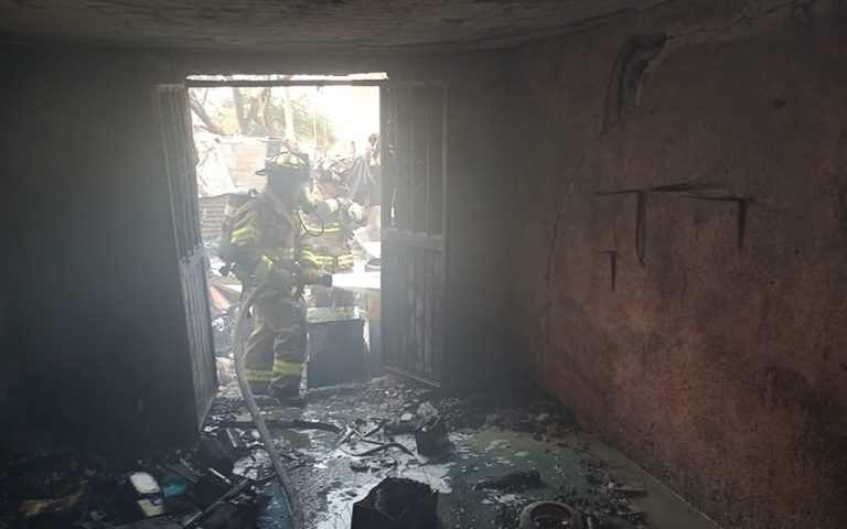 Fuego consume interior de casa habitación en Yerbabuena
