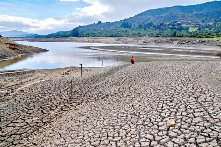 Ante poca agua, pide Bogotá bañarse en pareja