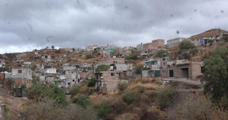 Hostigan funcionarios municipales a habitantes