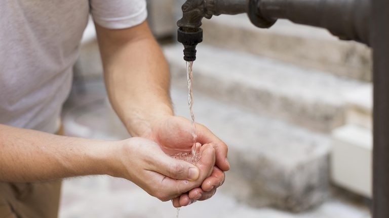 Enoja los cortes de agua en zona sur