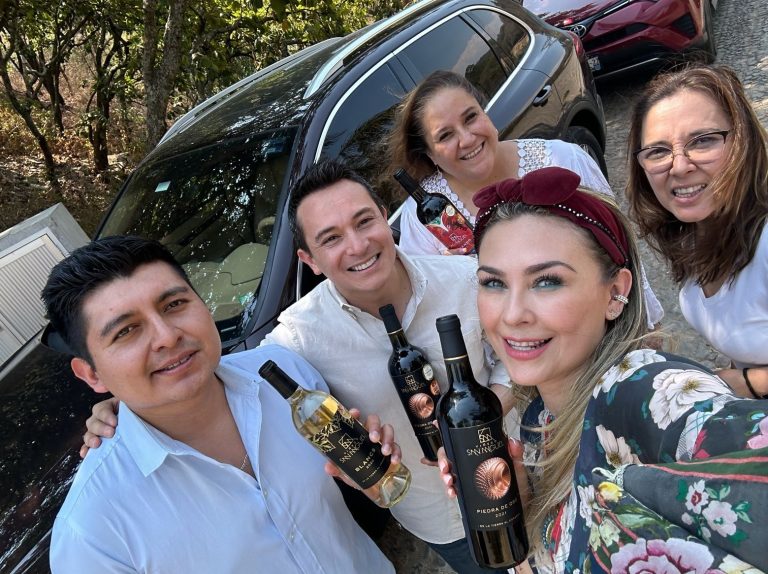 Aracely Arámbula brinda con vino guanajuatense