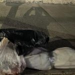 embuelto (Tapar cuerpo y contenido del cartel)