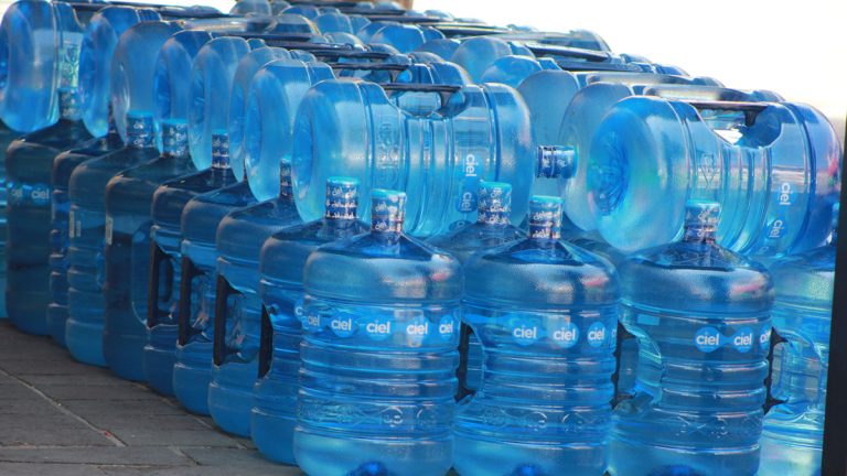Escasea agua en garrafones