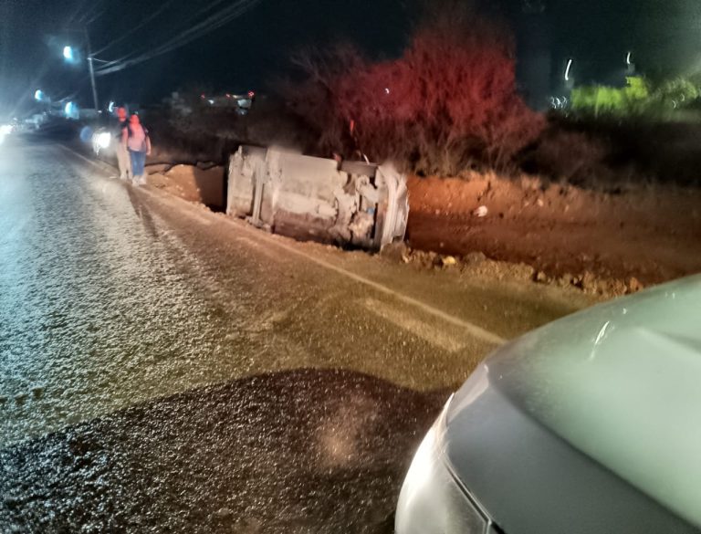 Vuelcan en acceso a Villas de Guanajuato