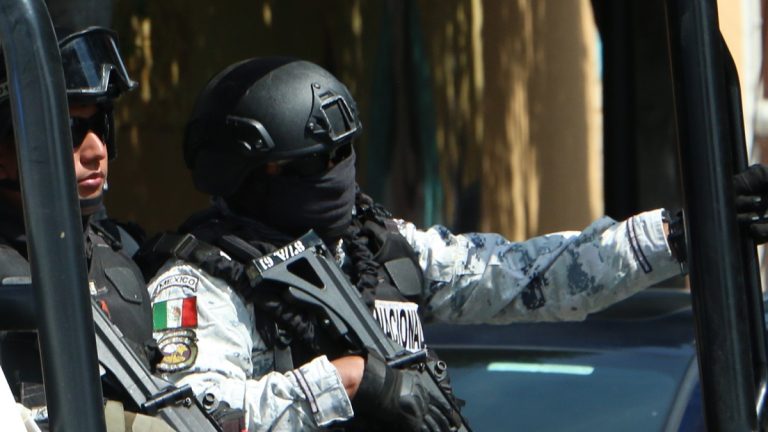 Vecino acusa a la Guardia Nacional de abuso al irrumpir en su casa
