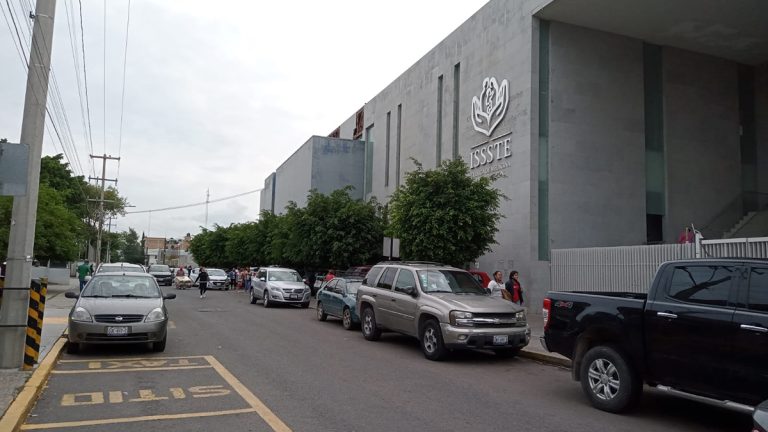 Se forman en el ISSSTE desde las 6 de la mañana