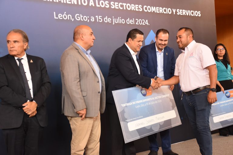 Entregan apoyos a emprendedores Entregan apoyos a emprendedores