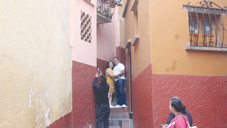 Turistas se quejan por malos tratos en Callejón del Beso