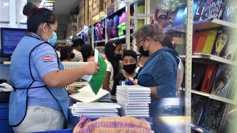 Comienzan papás la ‘cacería de útiles’