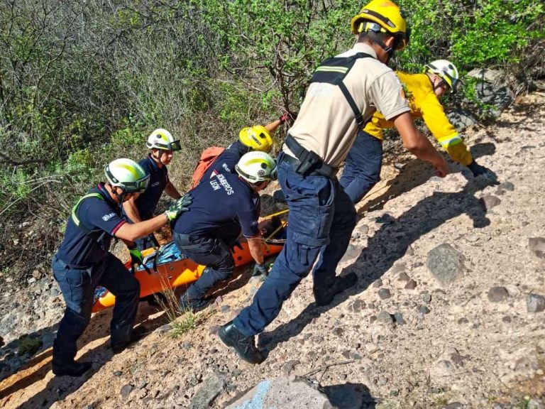 Cuerpos de seguridad y protección civil resguardan a hombre encontrado en el cause de un río