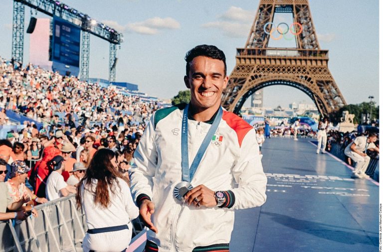 Festejan al medallista mexicano Juan Celaya en París