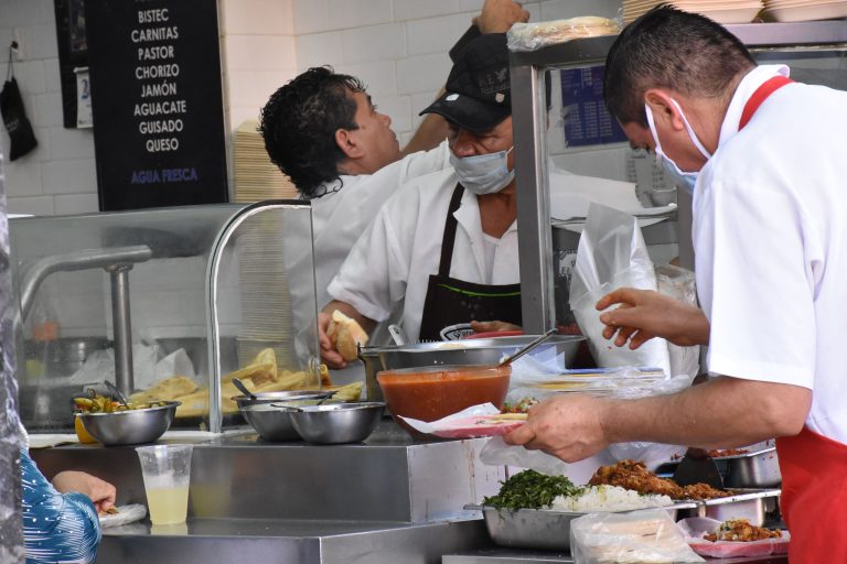Aumentan los empleos formales pero también la necesidad de trabajar más