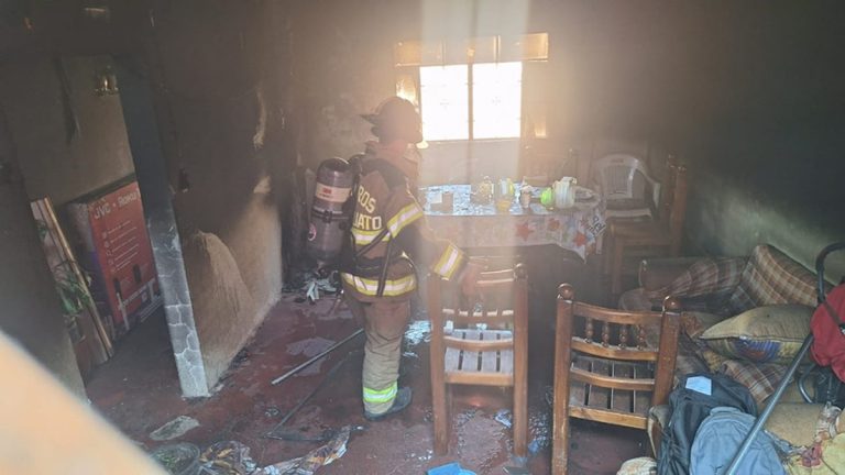 Incendio en Pueblito de Rocha deja un herido y dos intoxicados