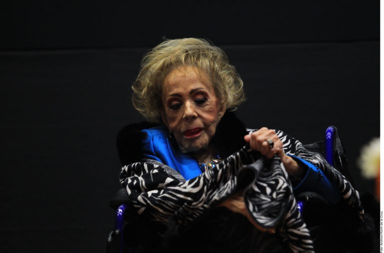 Se reúnen familiares de Silvia Pinal en hospital