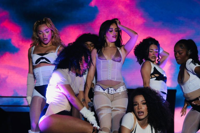 Camila Cabello da inicio al primer concierto internacional en el foro mazda