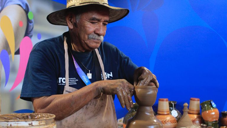 Presenta su arte en la Feria