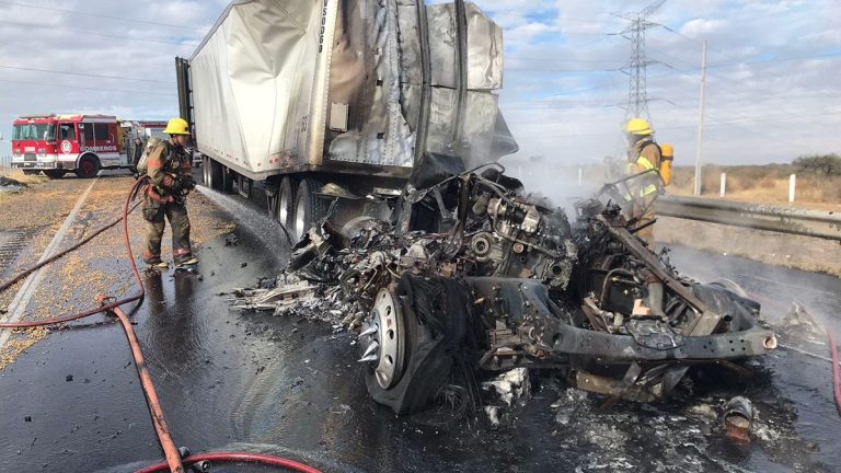 Choque entre dos tráilers en la carretera Lagos-San Juanico Choque entre dos tráilers en la carretera Lagos-San Juanico
